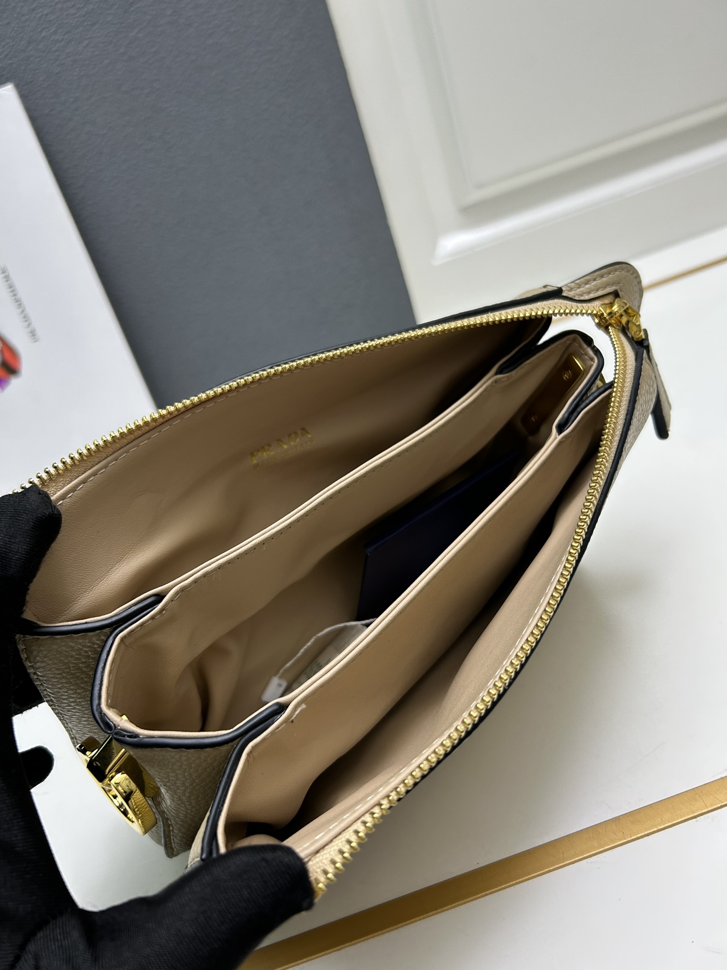 PRADA BAG/ 23 x 14 x 6.5cm