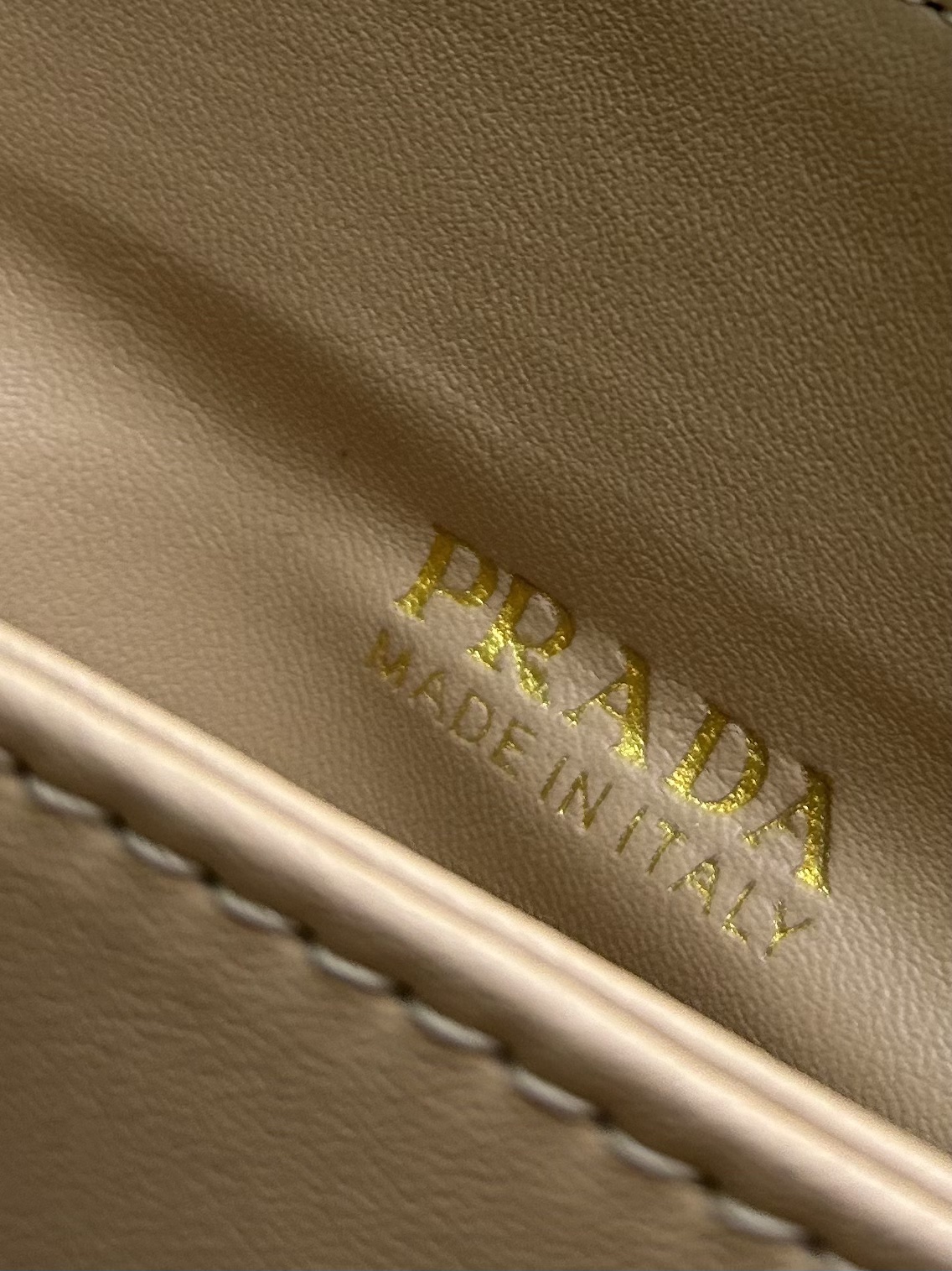 PRADA BAG/ 23 x 14 x 6.5cm