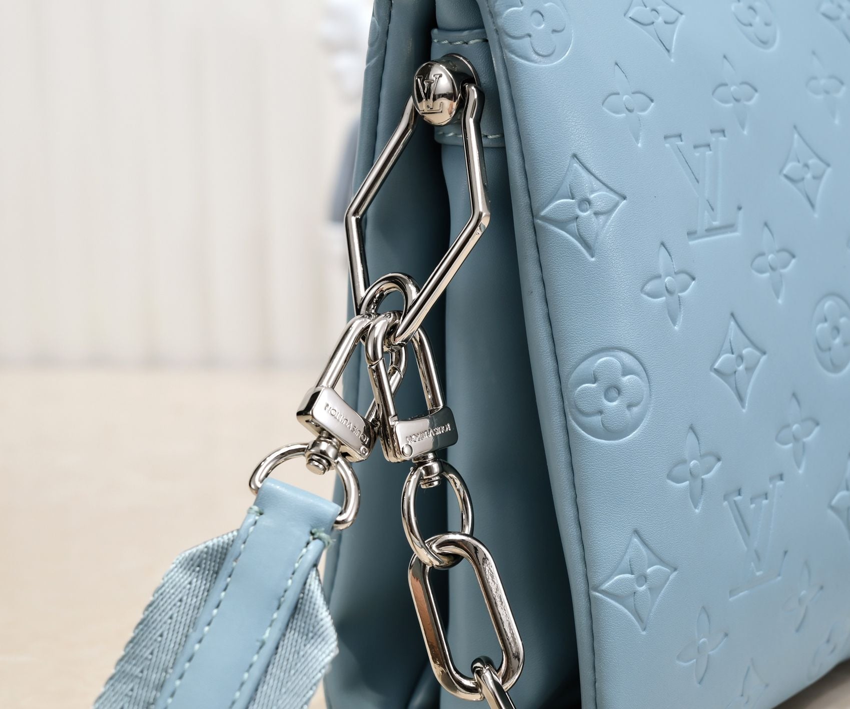 LV BAG/ 26 x 20 x 12 cm