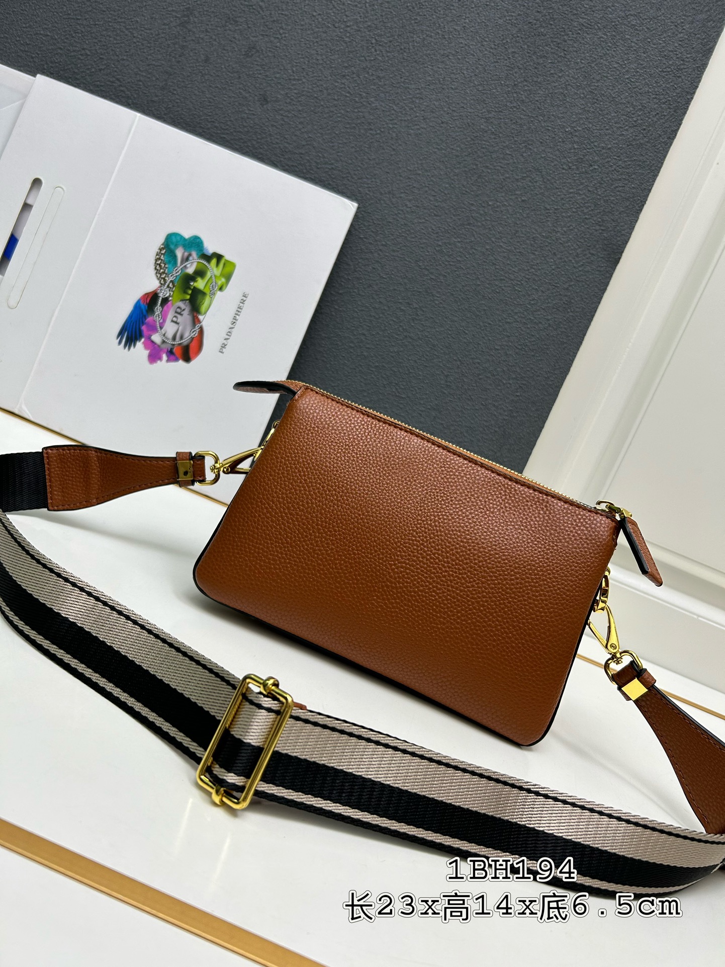 PRADA BAG/ 23 x 14 x 6.5cm 