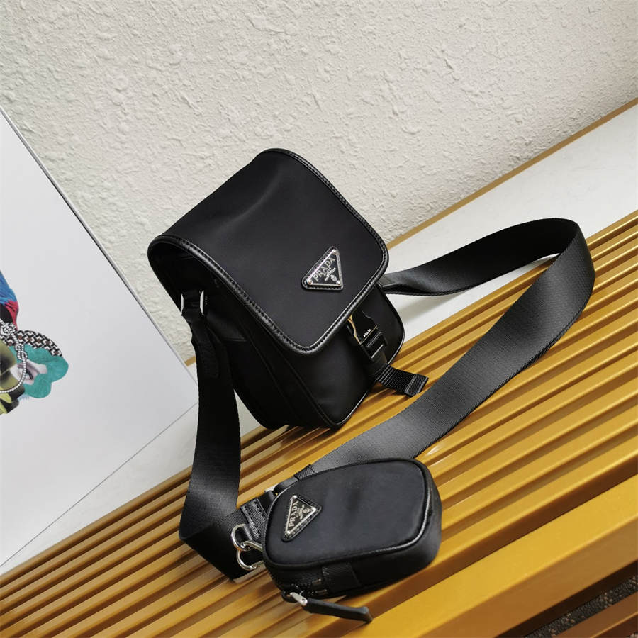 PRADA BAG/ 14 x 19 x 5.5 cm 