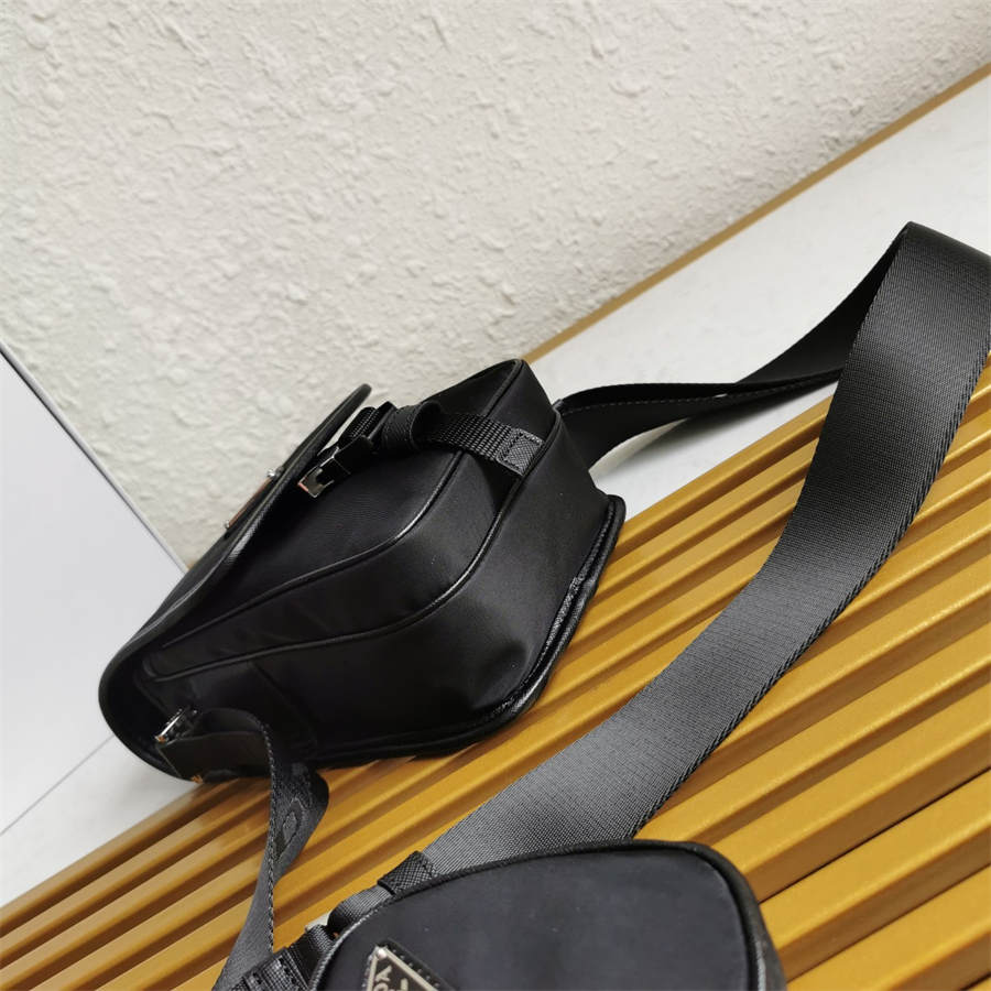 PRADA BAG/ 14 x 19 x 5.5 cm 