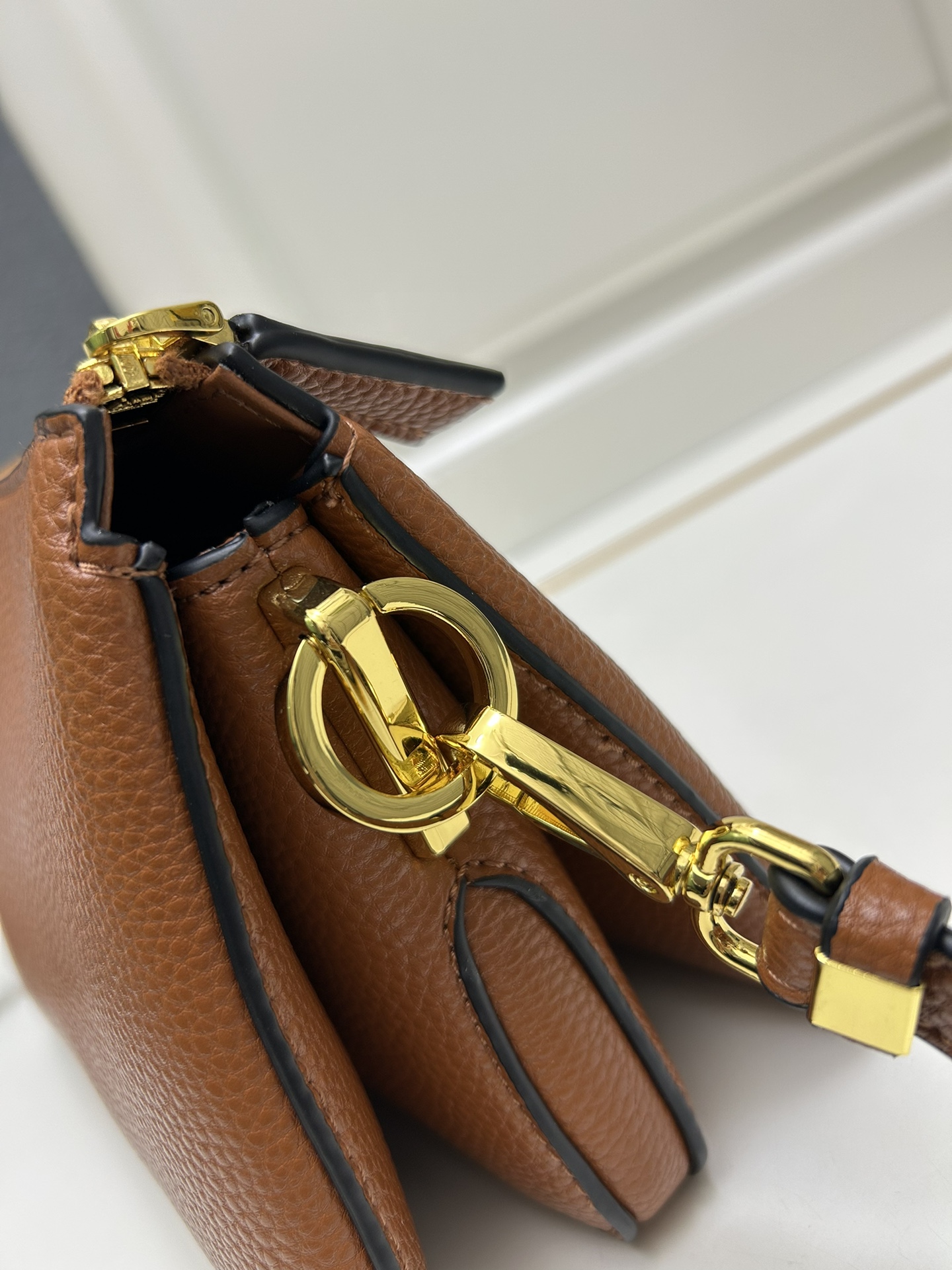 PRADA BAG/ 23 x 14 x 6.5cm 