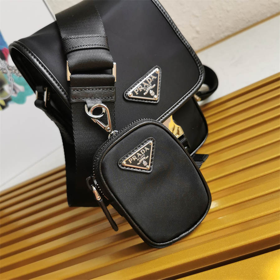 PRADA BAG/ 14 x 19 x 5.5 cm 