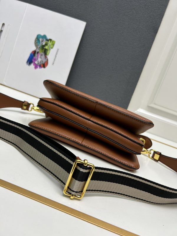 PRADA BAG/ 23 x 14 x 6.5cm 