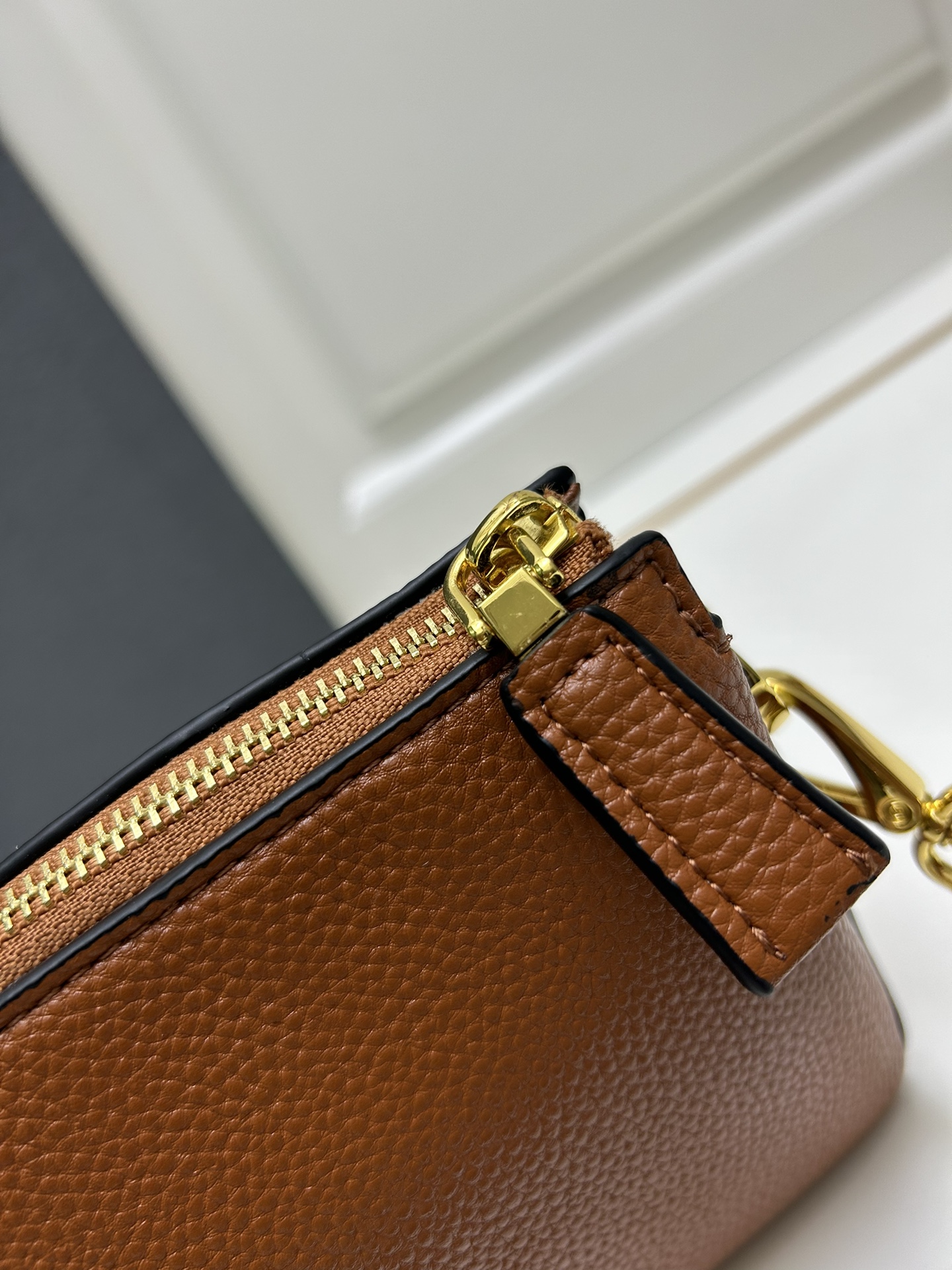 PRADA BAG/ 23 x 14 x 6.5cm 