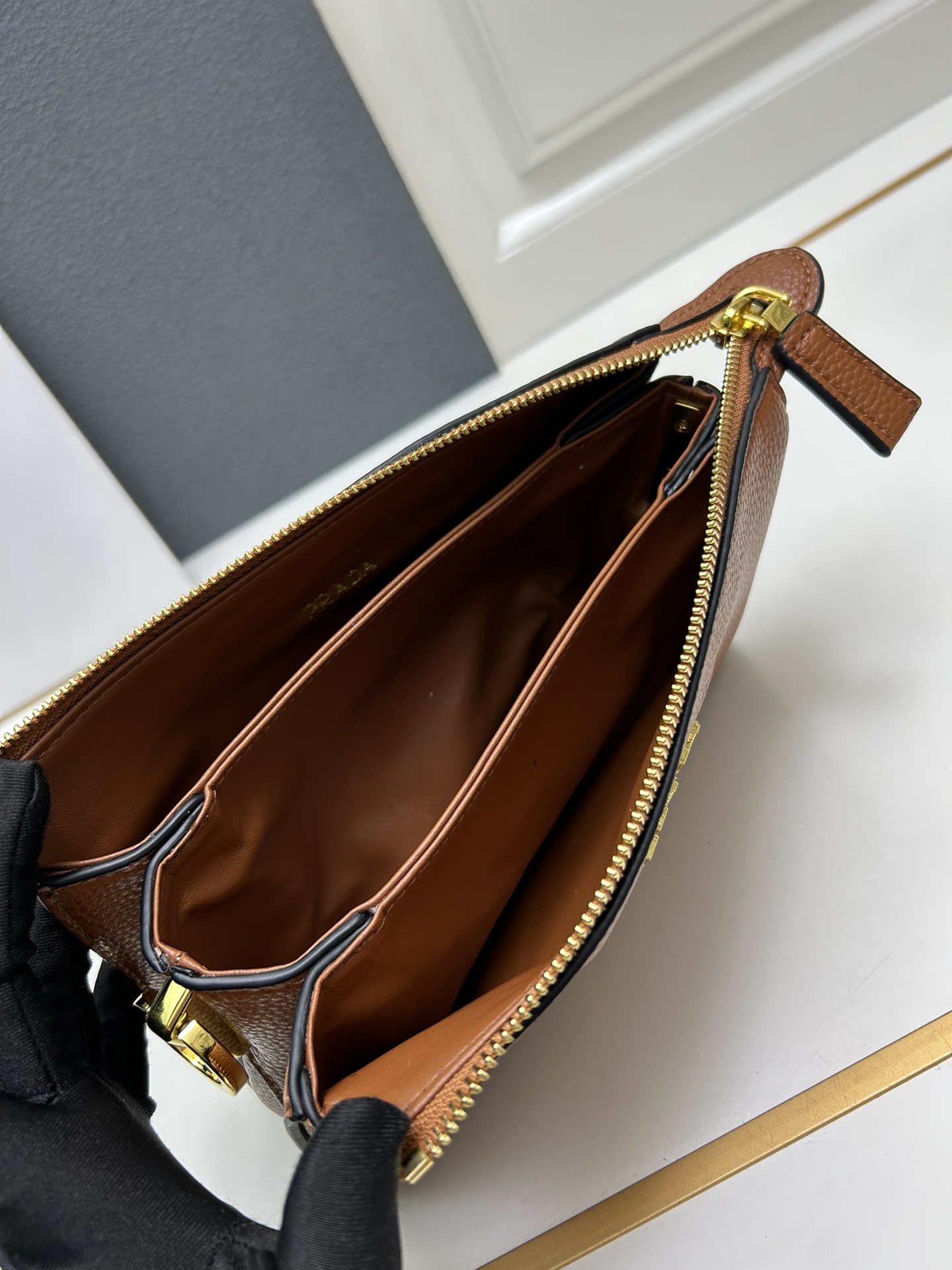 PRADA BAG/ 23 x 14 x 6.5cm 