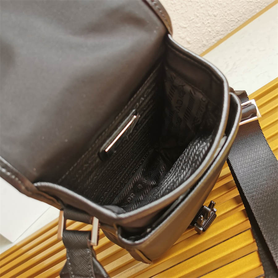 PRADA BAG/ 14 x 19 x 5.5 cm 