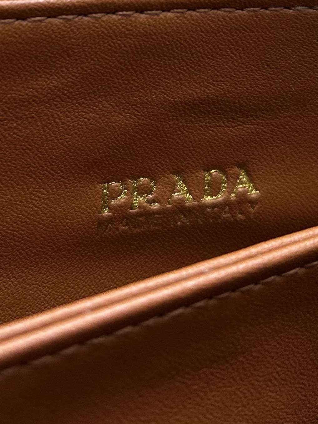 PRADA BAG/ 23 x 14 x 6.5cm 