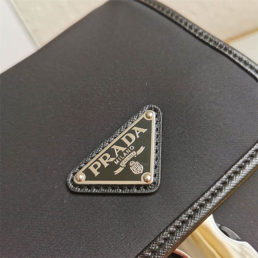 PRADA BAG/ 14 x 19 x 5.5 cm 