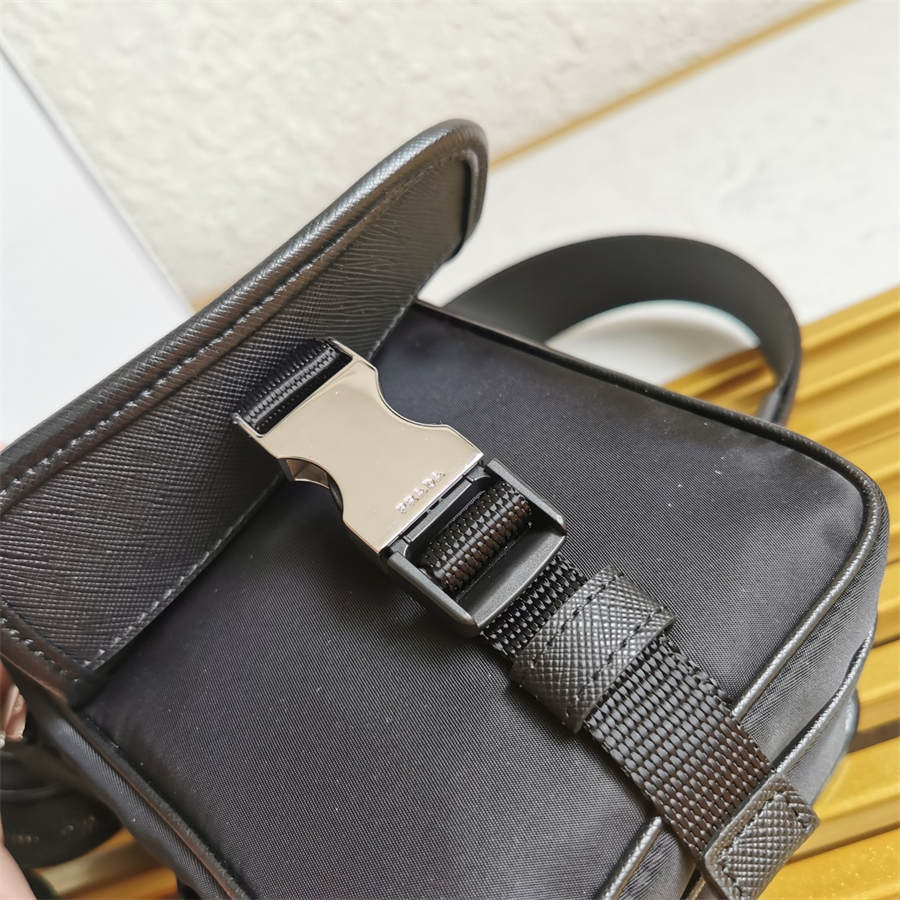 PRADA BAG/ 14 x 19 x 5.5 cm 