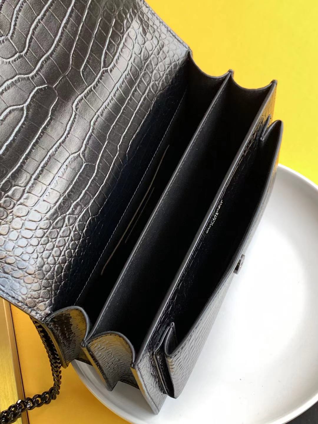 YSL BAG/ 22 x 16 x 8 cm