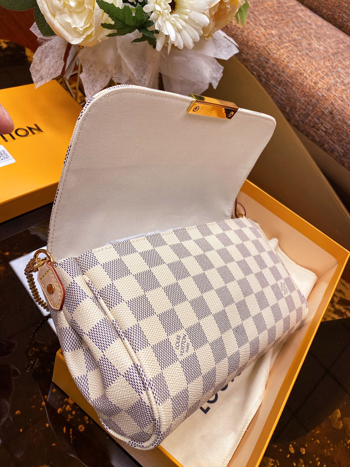 LV BAG/ 28 x 17 x 4 cm