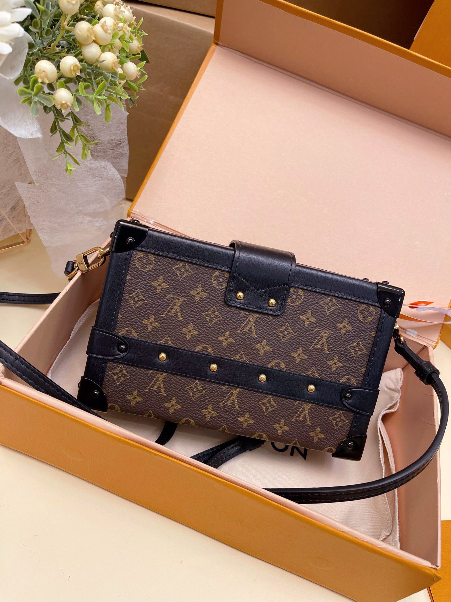 LV BAG/ 20 x 5.5 x 12.5 cm 