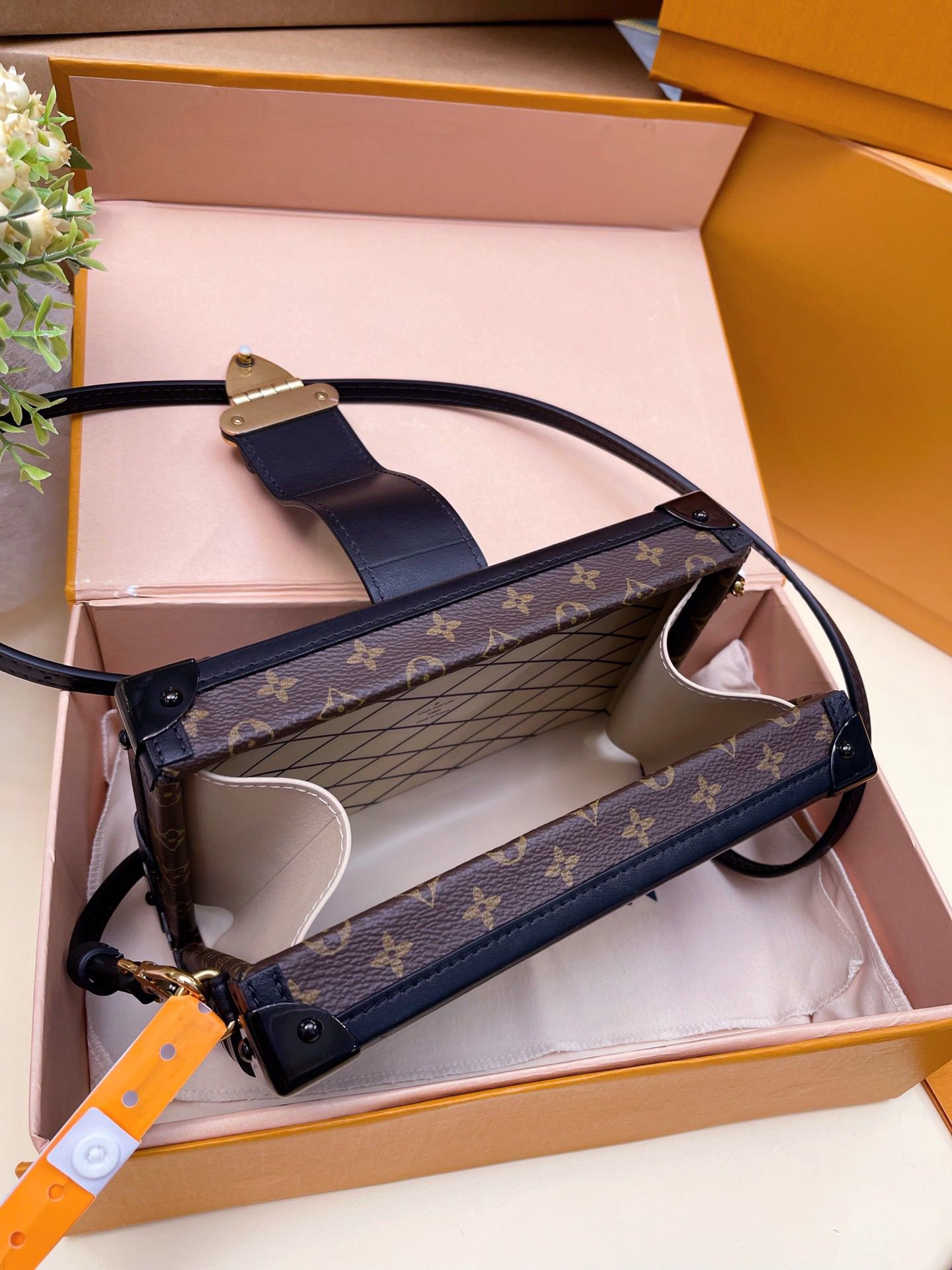 LV BAG/ 20 x 5.5 x 12.5 cm 