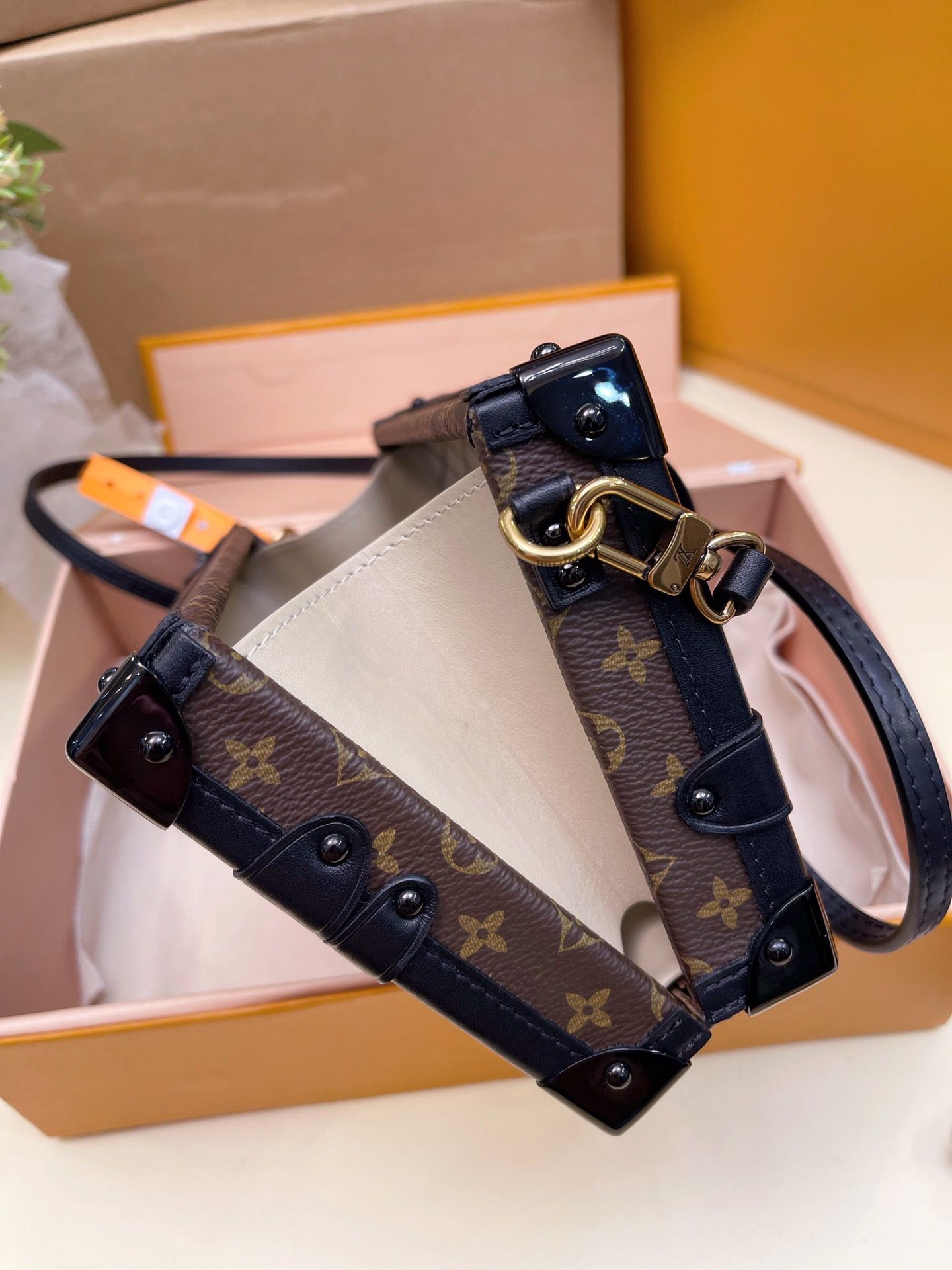 LV BAG/ 20 x 5.5 x 12.5 cm 