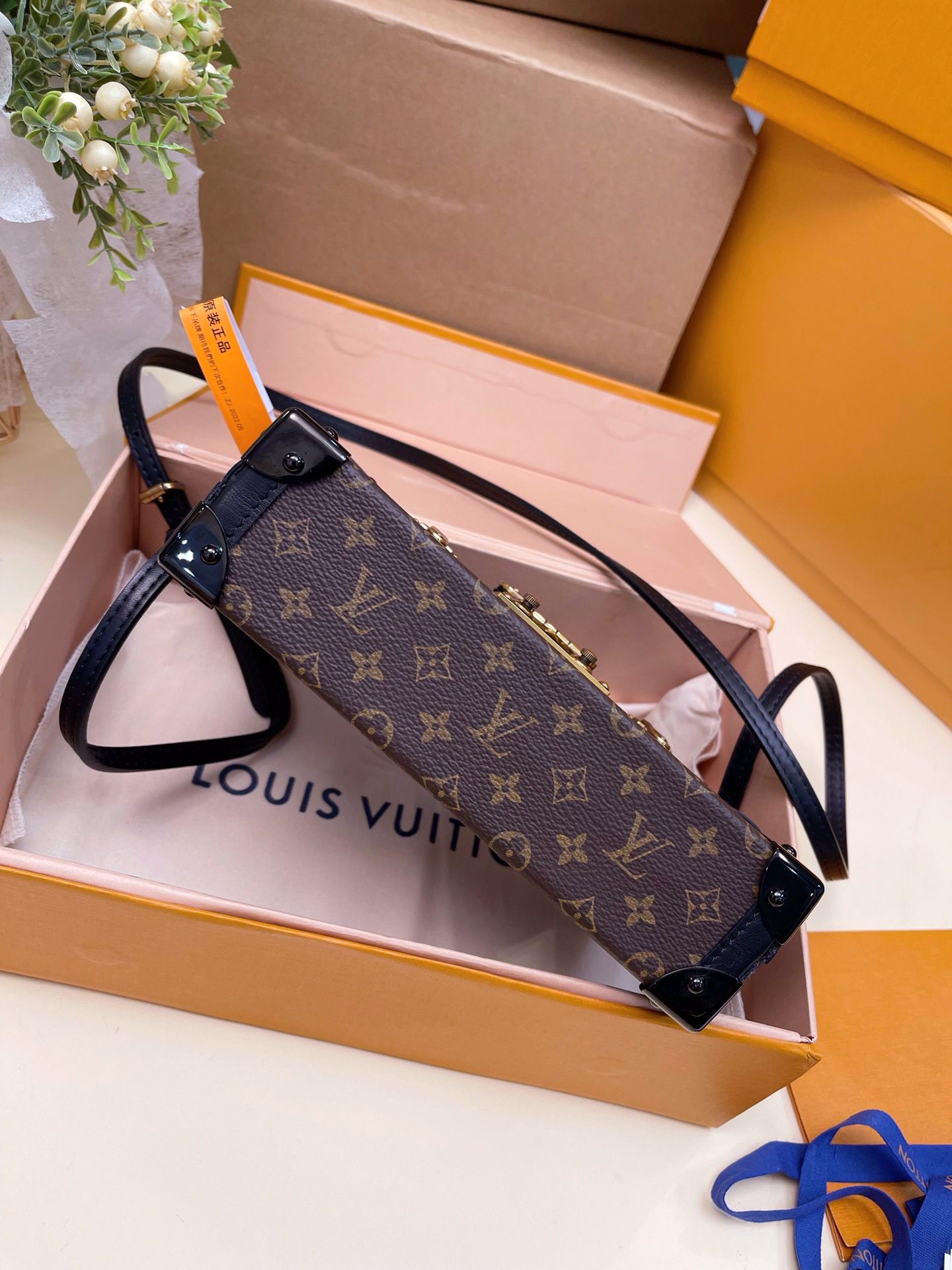 LV BAG/ 20 x 5.5 x 12.5 cm 