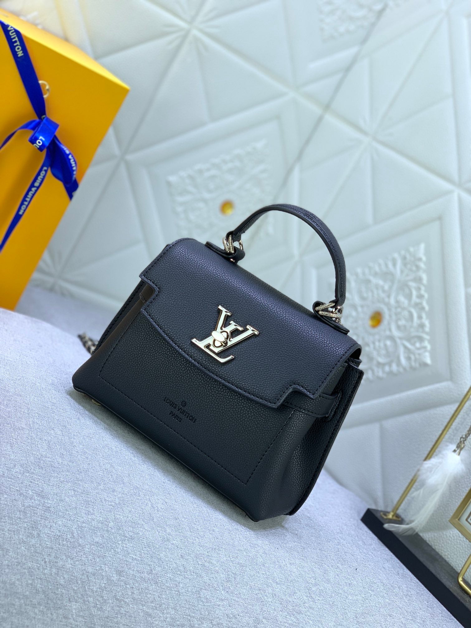 LV BAG/ 23 x 17 x 10 cm 