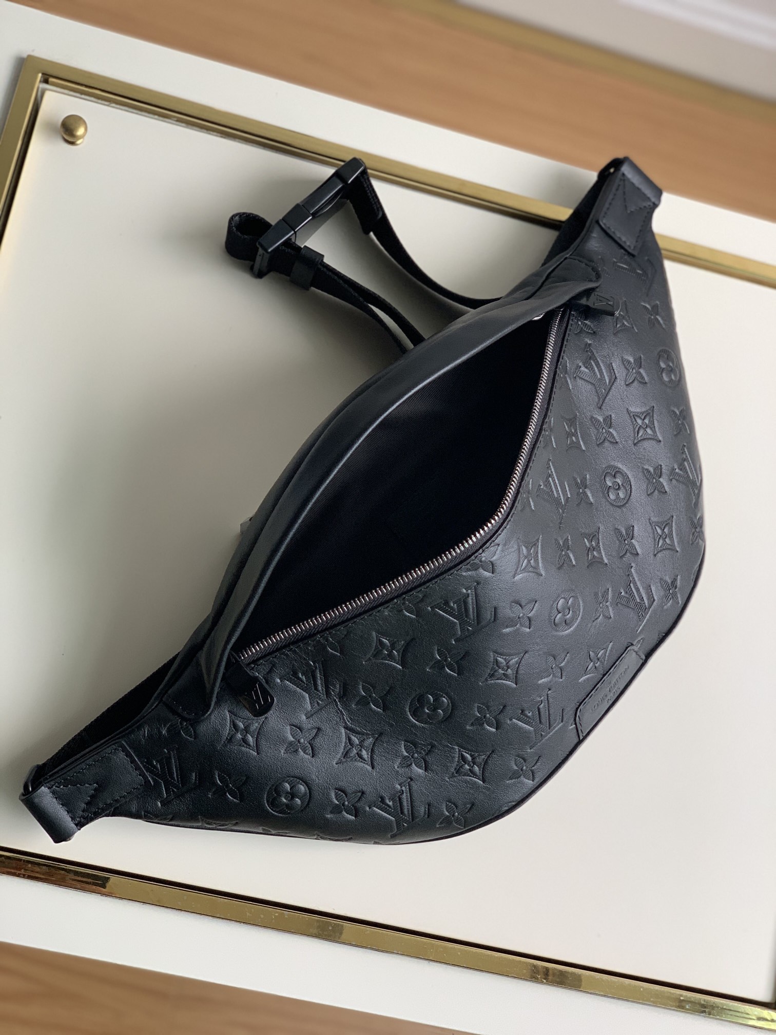 LV Bag/ 47 x 20 x 9 cm