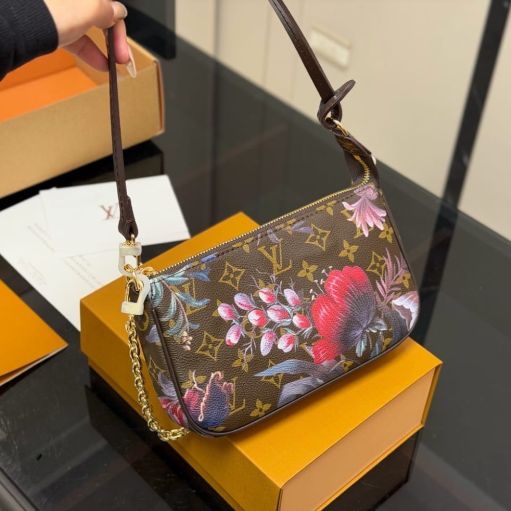 LV BAG/ 22 x 12 x 4 cm
