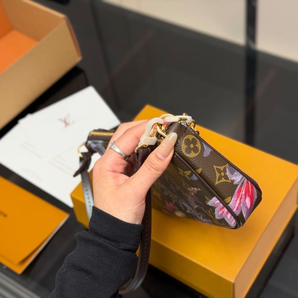 LV BAG/ 22 x 12 x 4 cm