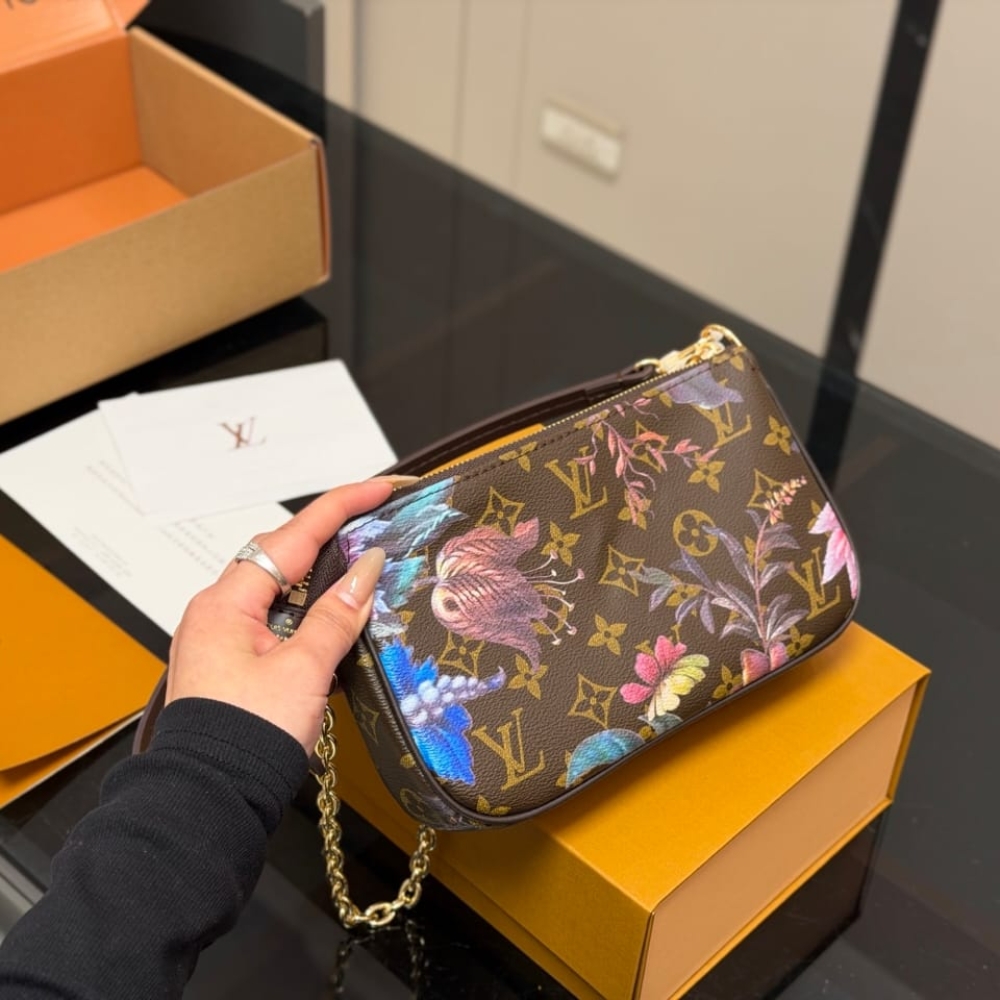 LV BAG/ 22 x 12 x 4 cm