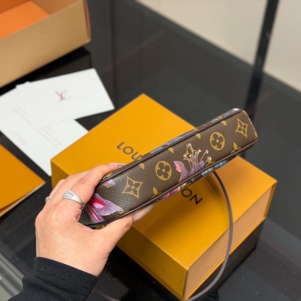 LV BAG/ 22 x 12 x 4 cm