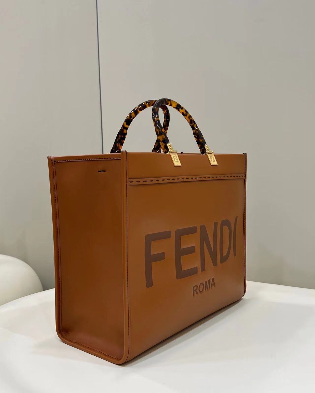 FENDI BAG/ 36 x 13 x 32 cm