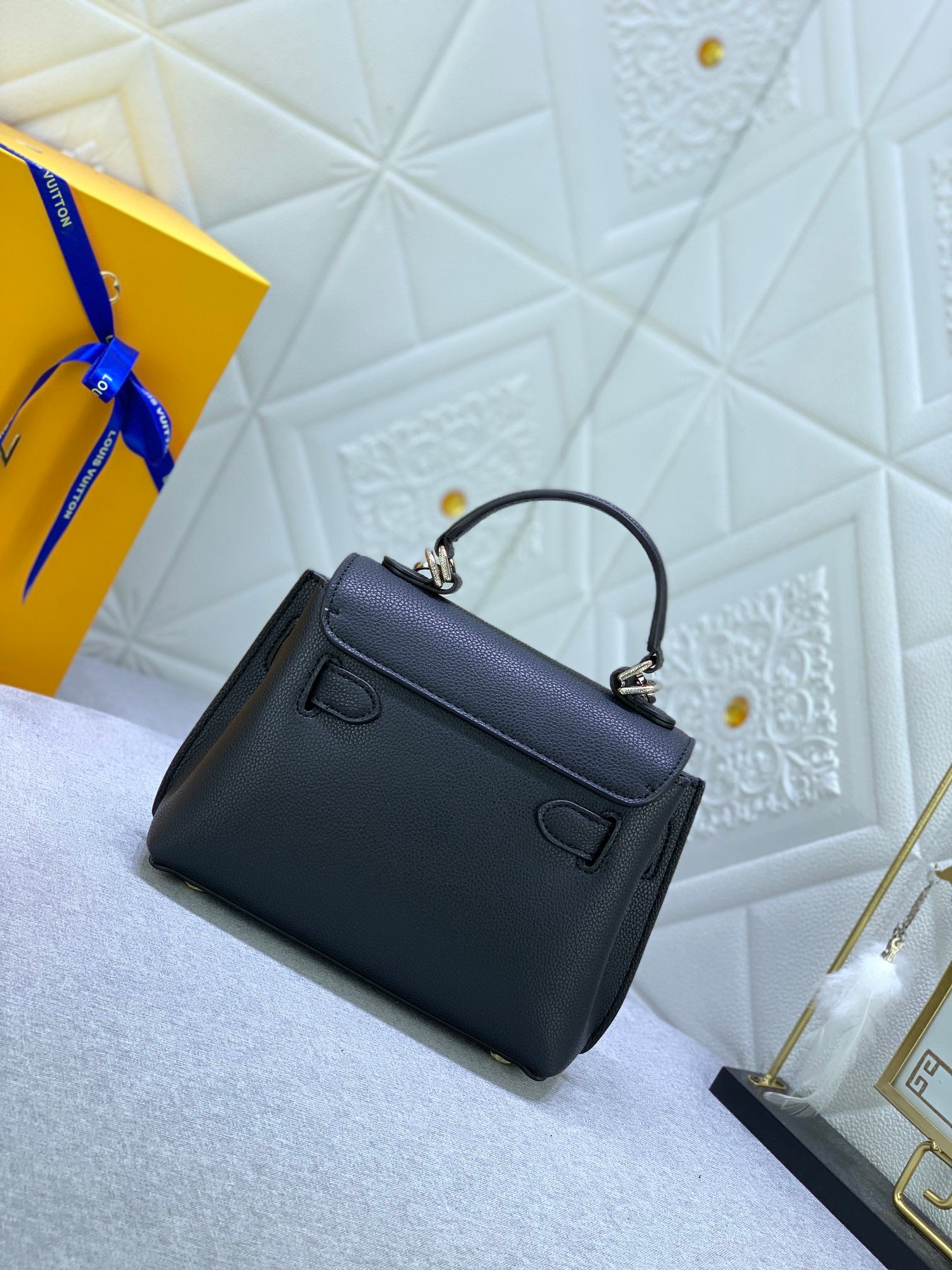 LV BAG/ 23 x 17 x 10 cm 