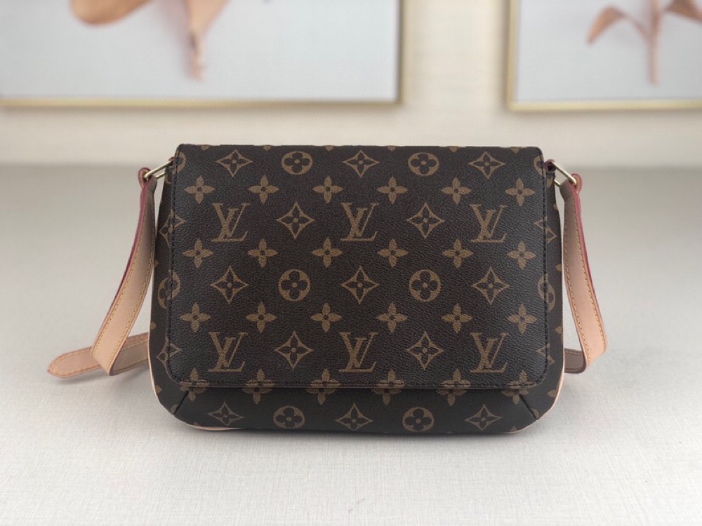 LV BAG/ 25 x 22 x 4 cm