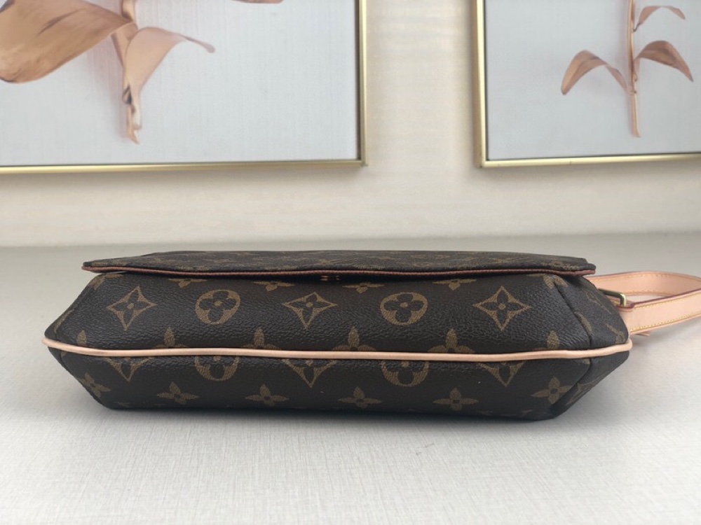 LV BAG/ 25 x 22 x 4 cm