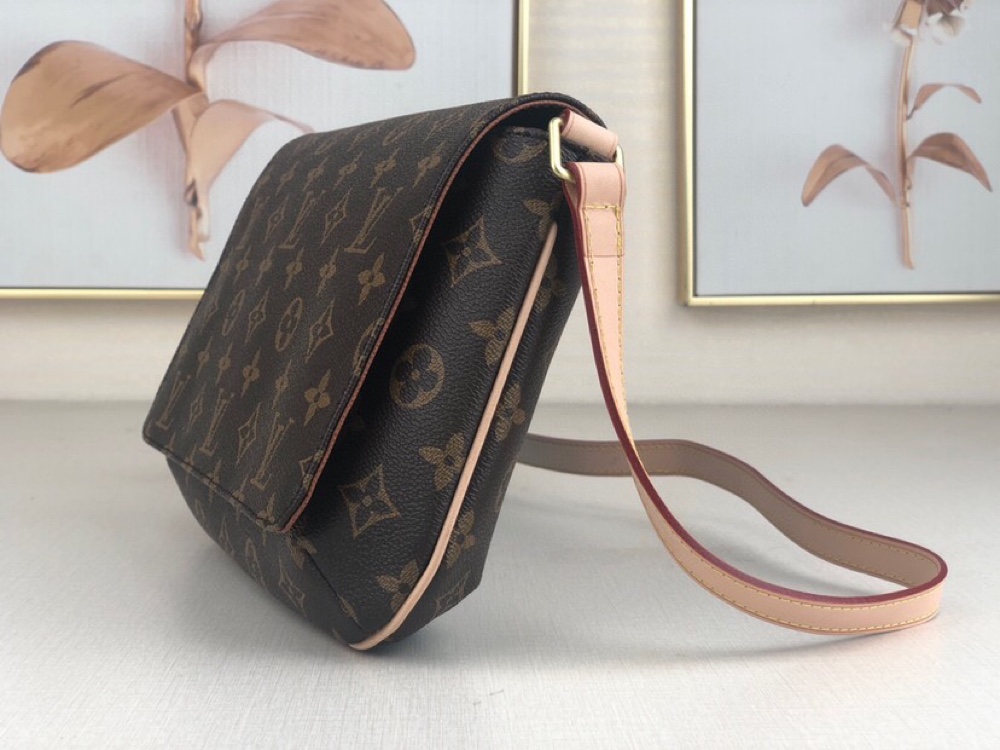 LV BAG/ 25 x 22 x 4 cm