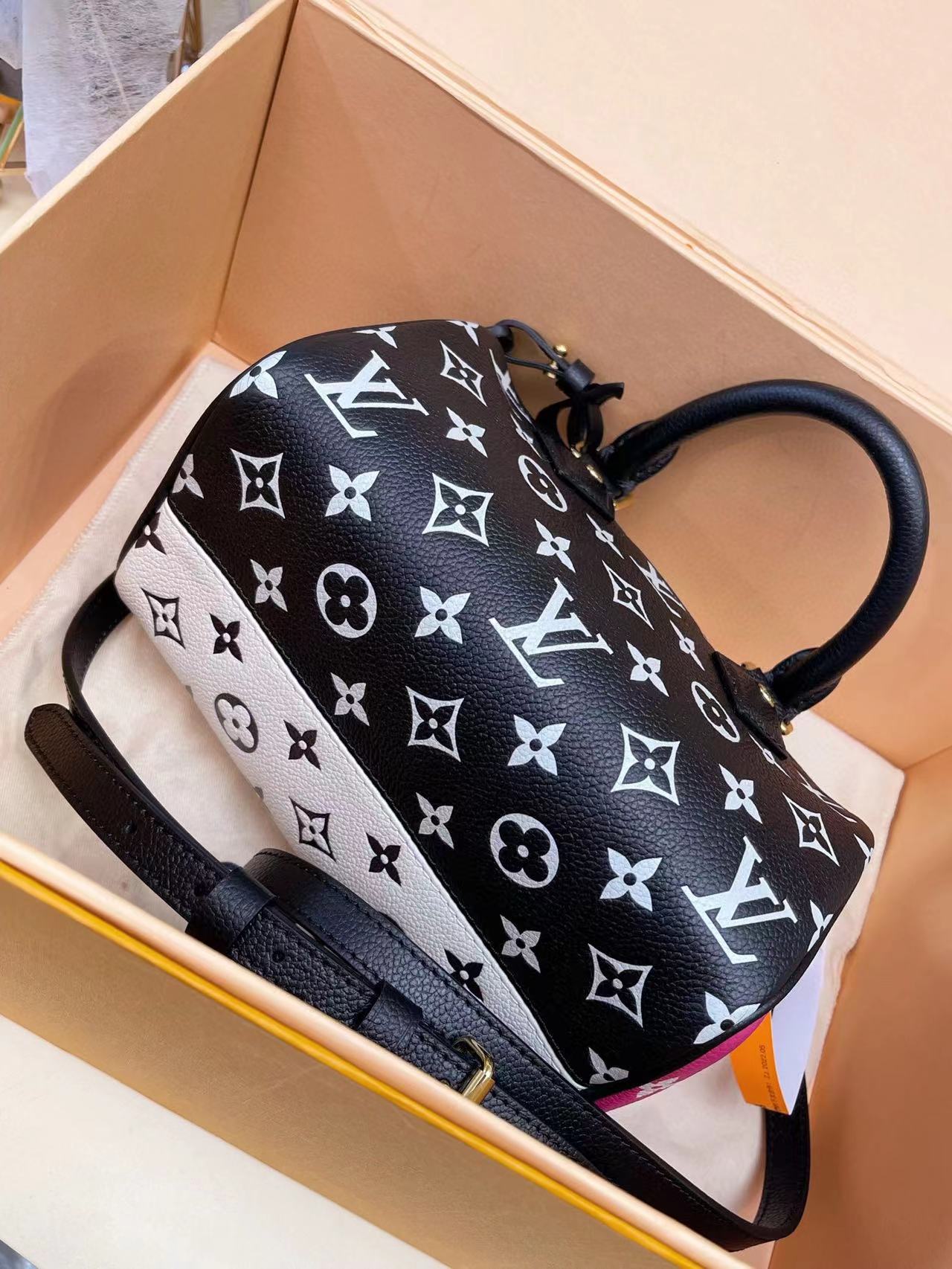 LV BAG/ 20.5 x 13.5 x 12 cm 