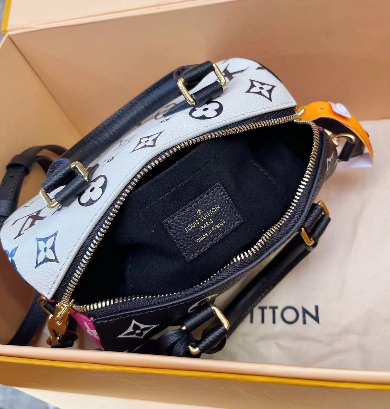 LV BAG/ 20.5 x 13.5 x 12 cm 