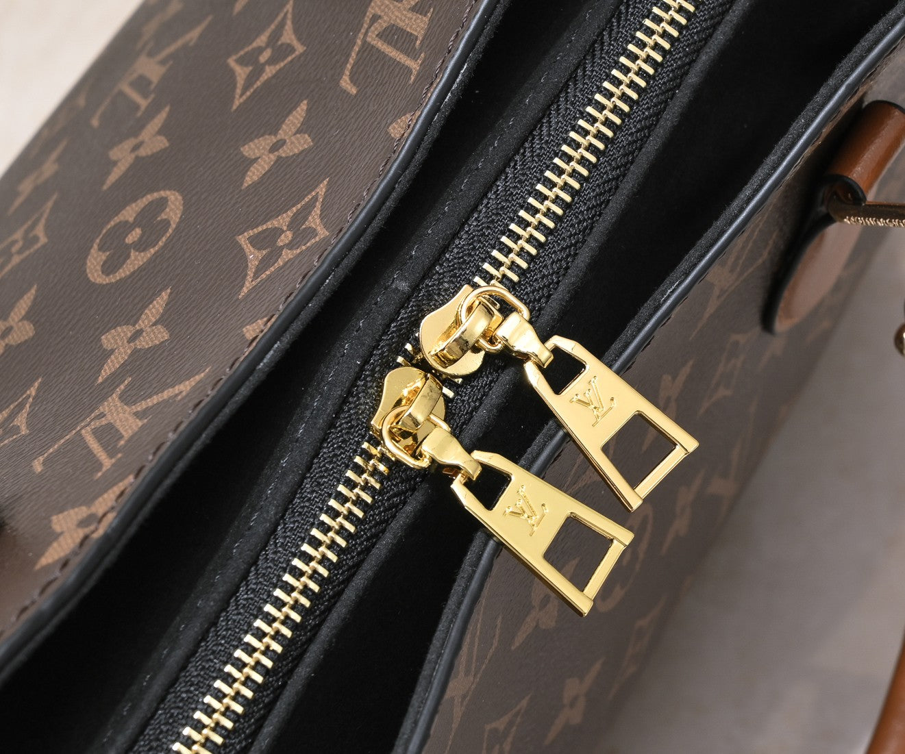LV BAG/ 40 x 23 x 14 cm