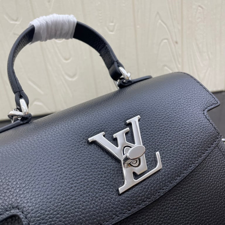 LV Bag/ 23 x 16 x 10 cm