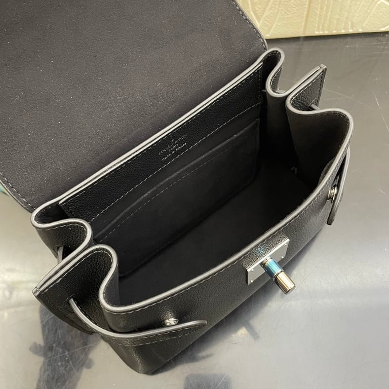 LV Bag/ 23 x 16 x 10 cm