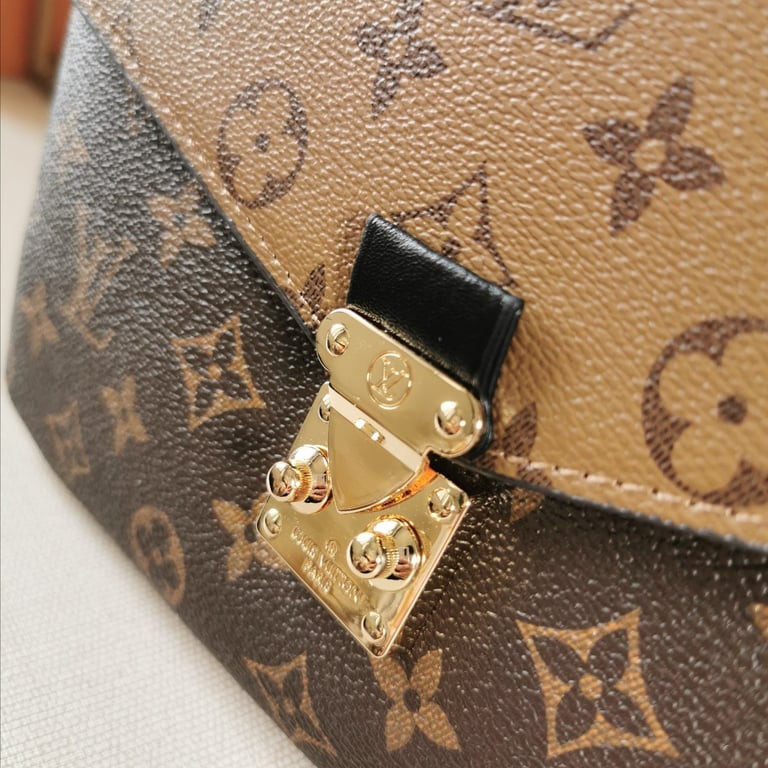 LV Bag/ 27 x 17 x 10 cm