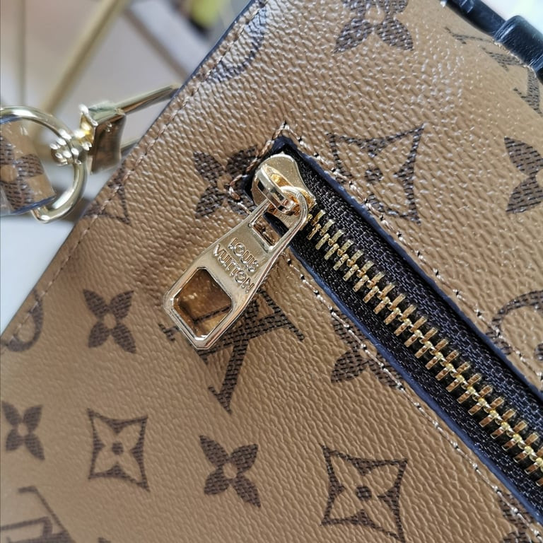 LV Bag/ 27 x 17 x 10 cm
