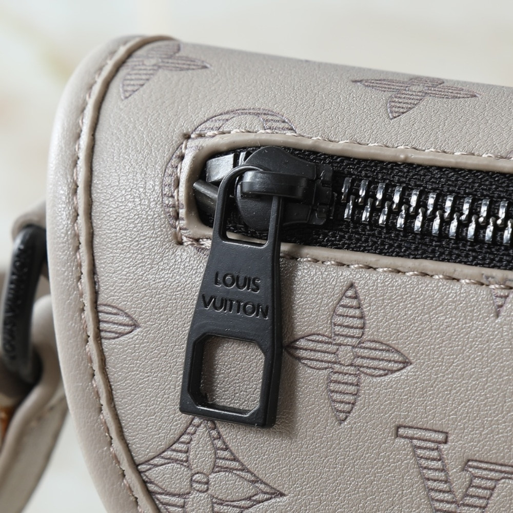 LV bag/ 16 x 5 x 22.5 cm