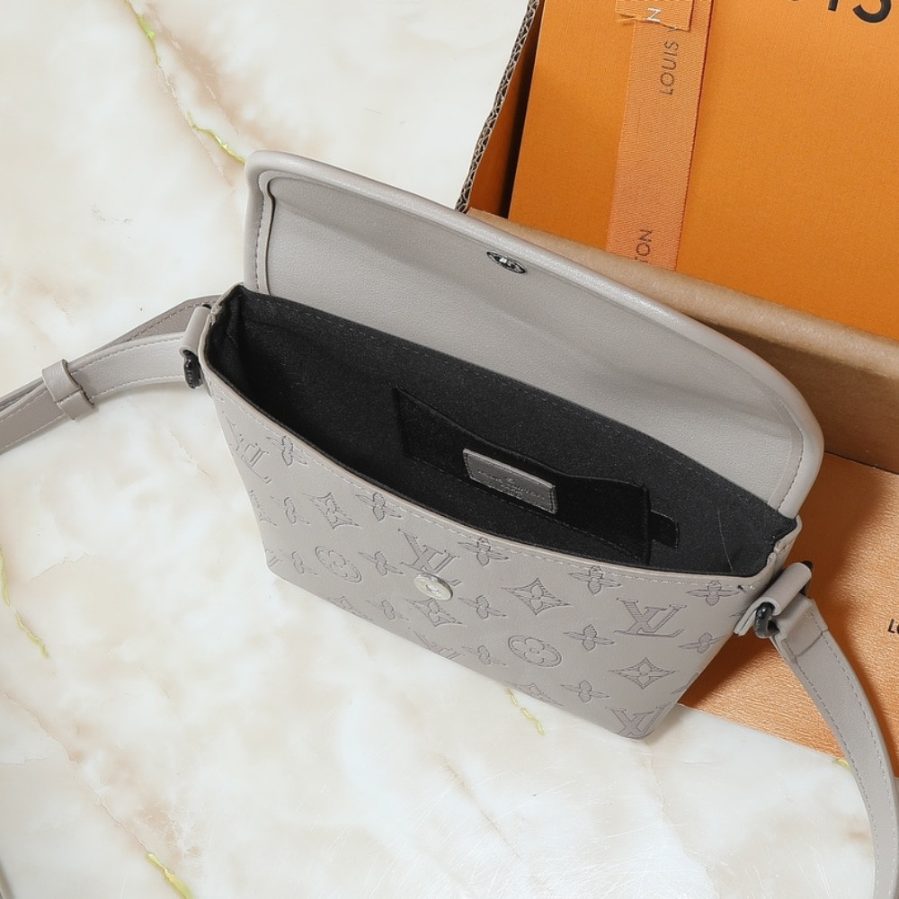 LV bag/ 16 x 5 x 22.5 cm