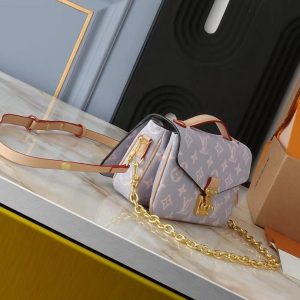 LV bag/ 21.5 x 13.5 x 6 cm