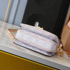 LV bag/ 21.5 x 13.5 x 6 cm