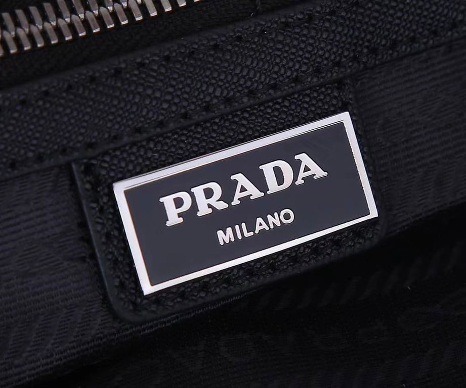 Prada Bag/  23 x 16 x 7 cm 