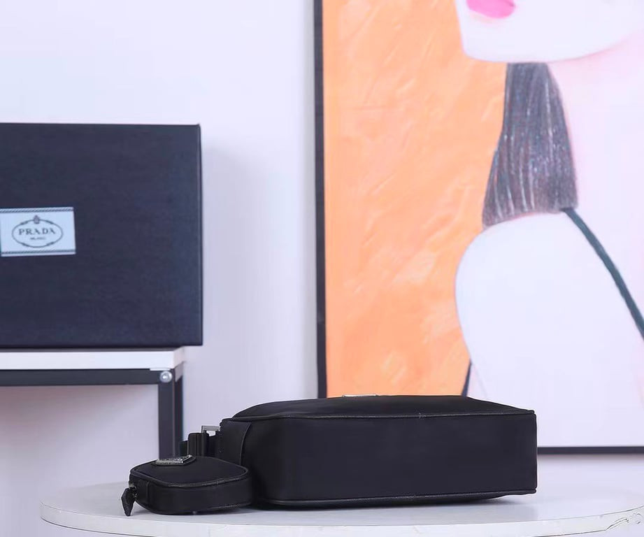 Prada Bag/  23 x 16 x 7 cm 