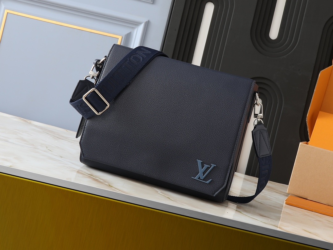 LV BAG/ 28x 24 x 10cm