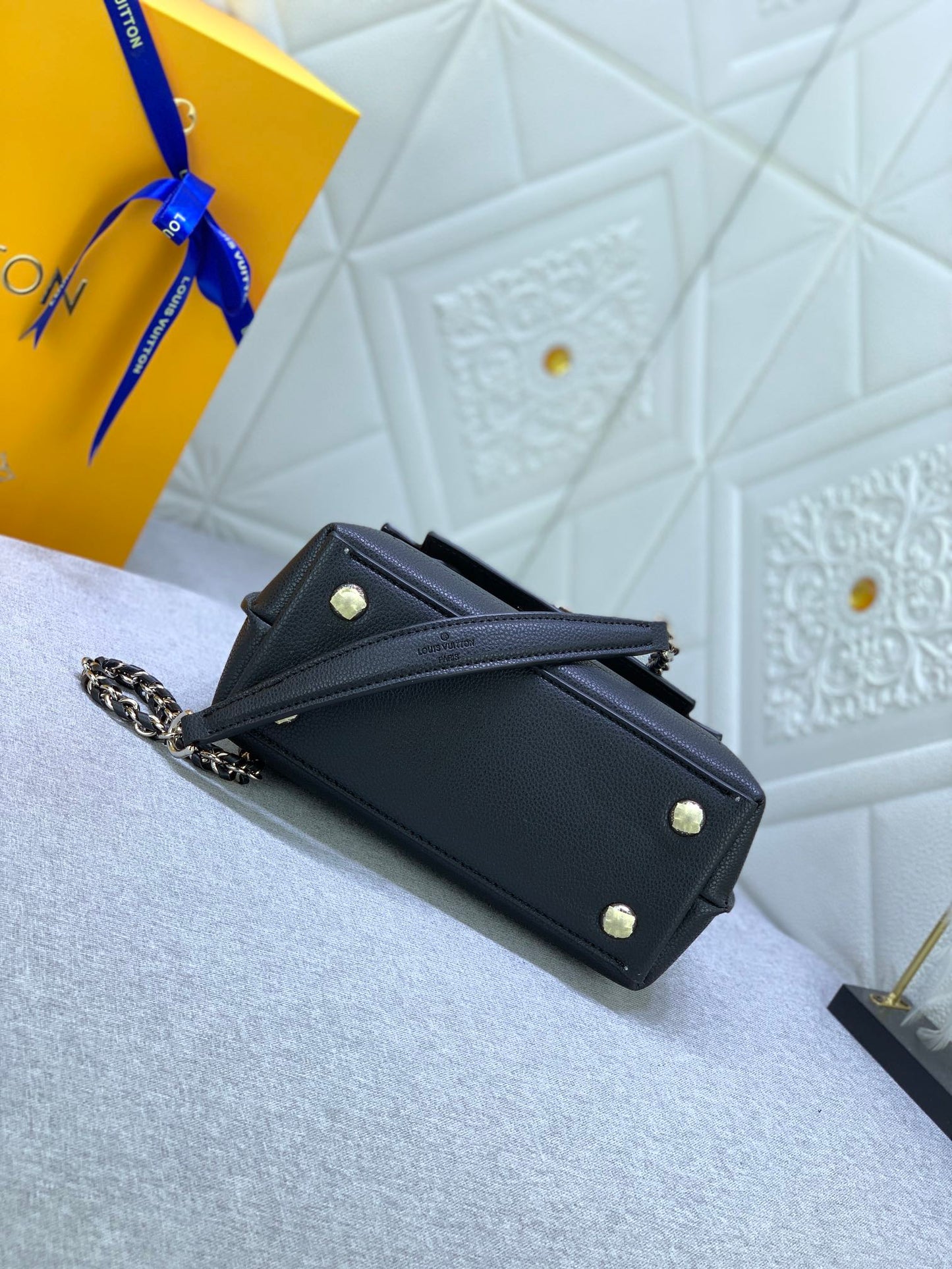 LV BAG/ 23 x 17 x 10 cm 