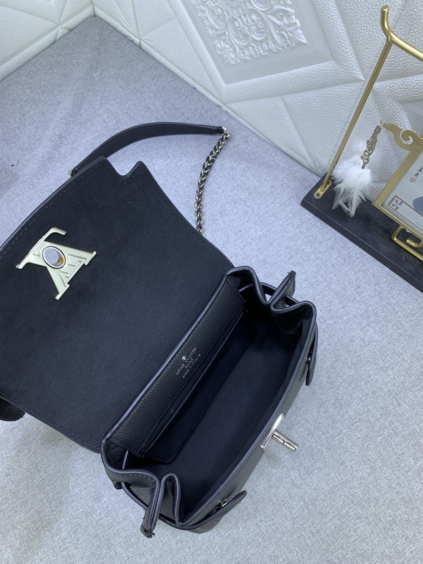 LV BAG/ 23 x 17 x 10 cm 