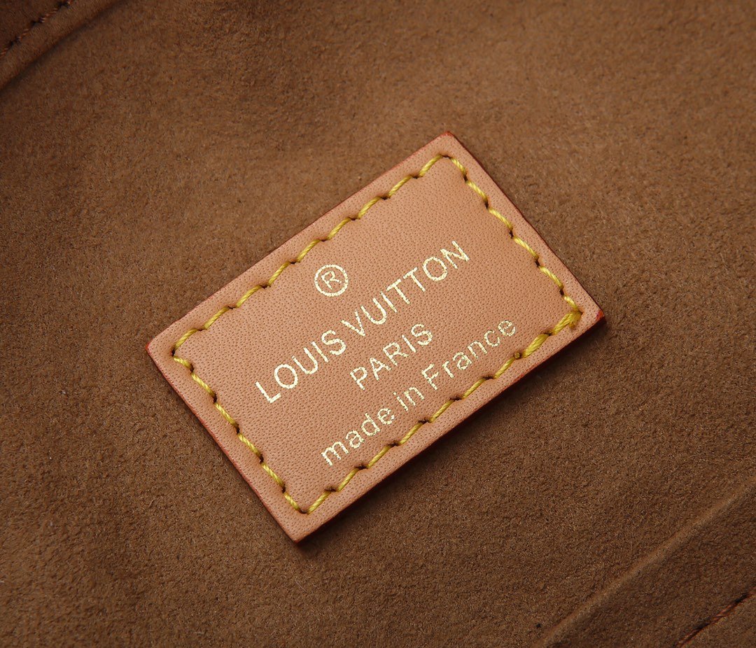 LV BAG/ 20*22.5*8cm