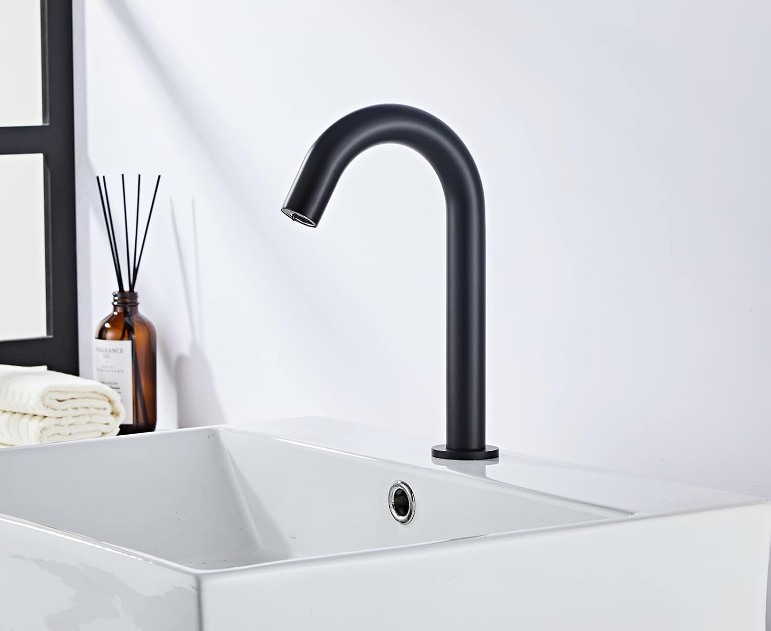 Automatic Bathroom Faucet Touchless Sensor Black Kitchen Faucet Medium Touch-Free Electric Motion Infrared Touchfree Faucet Bar Public Sink Faucet Aerator Spout Commercial AC/DC Power